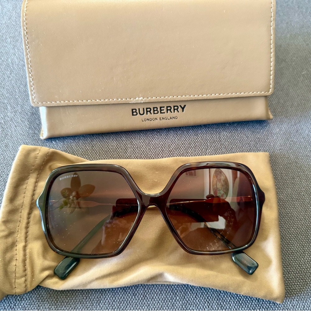 Burberry Women's Sunglasses with Brown Frame